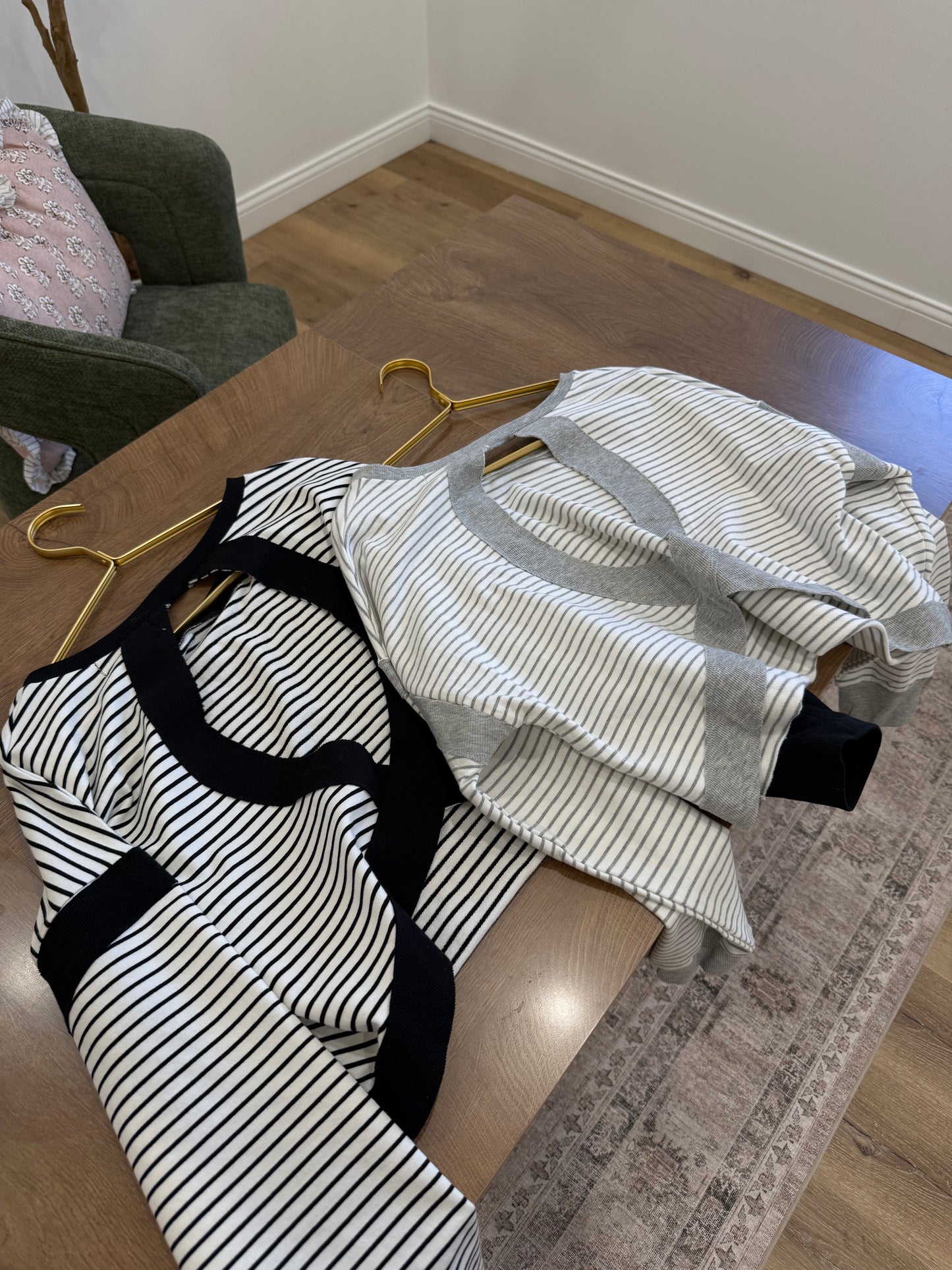 The Harper Striped open back pullover - white / grey