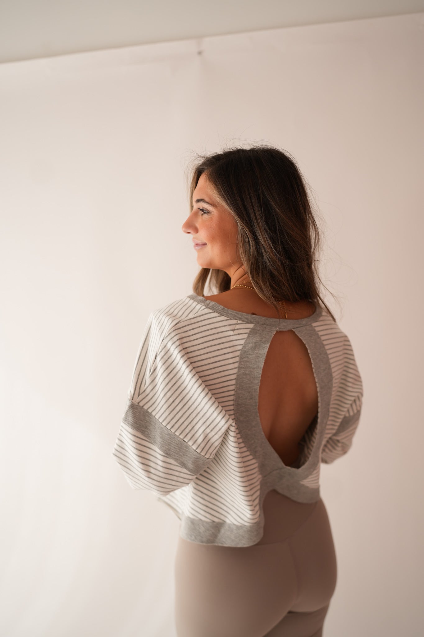 The Harper Striped open back pullover - white / grey