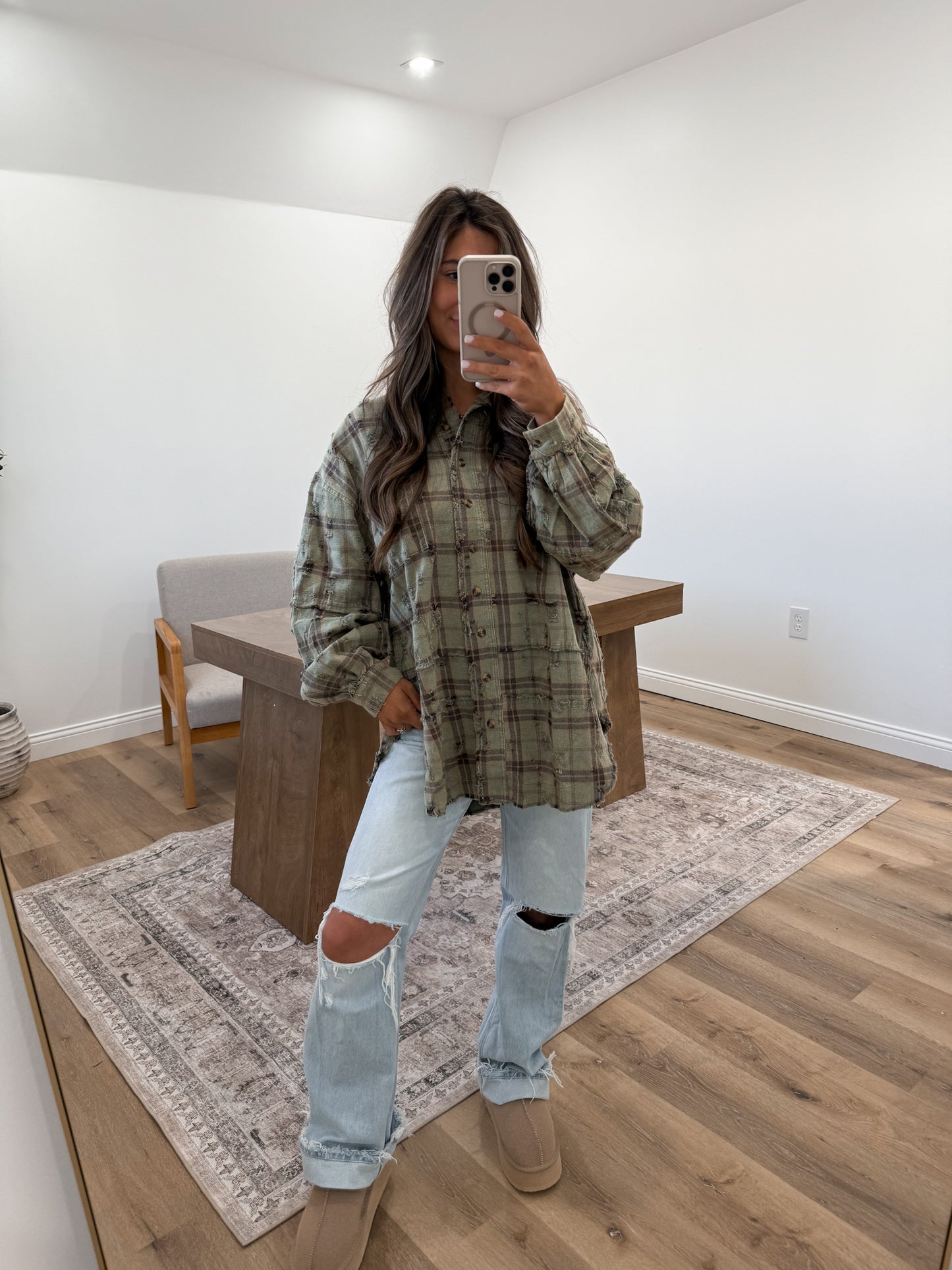 The Distressed Wavelyn Flannel - Olive / Mocha Combo