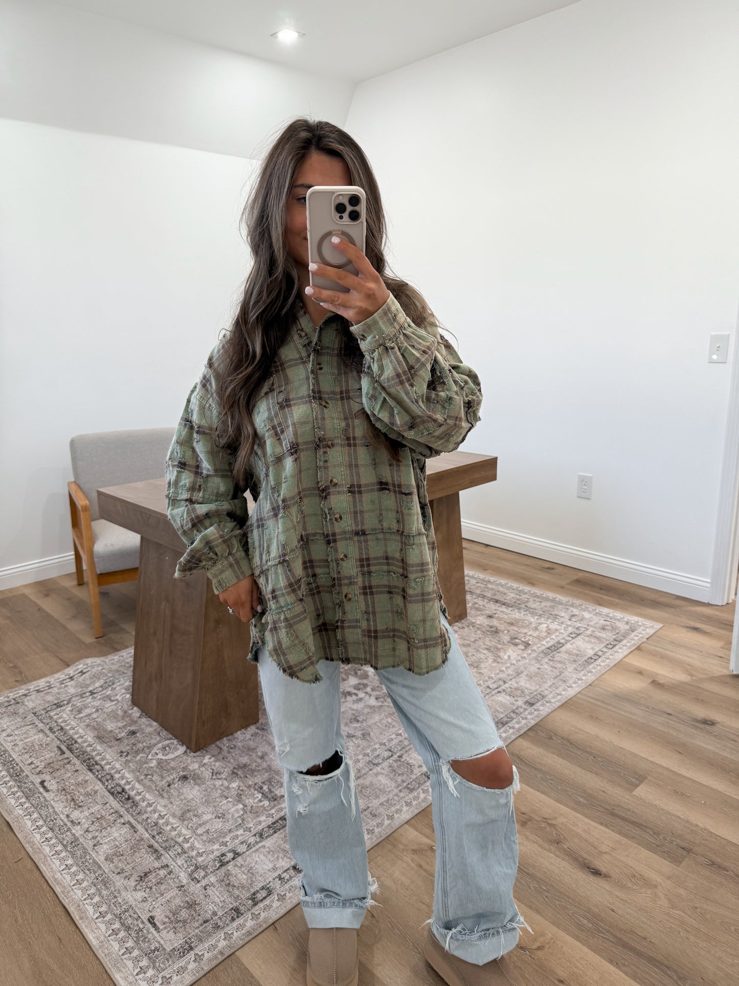 The Distressed Wavelyn Flannel - Olive / Mocha Combo