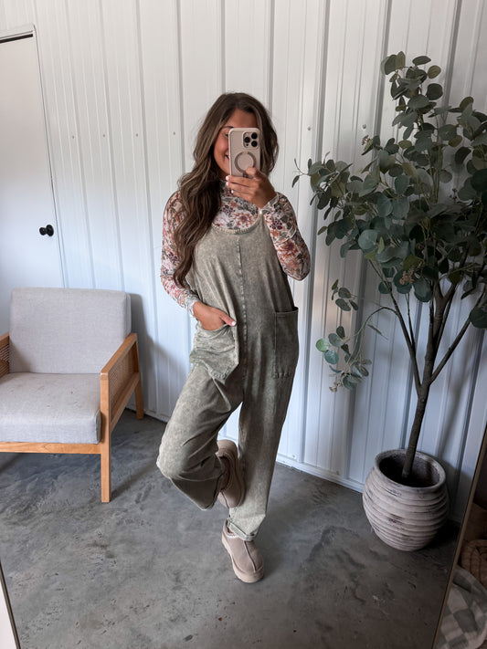 Staple mineral wash jumpsuit - Light Olive